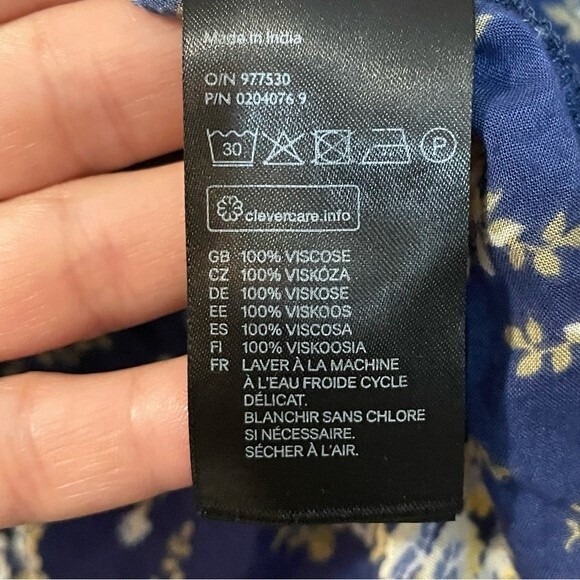 L.O.G.G. By H&M long sleeved floral blouse. V-neck. Women’s size 4 - Picture 6 of 7